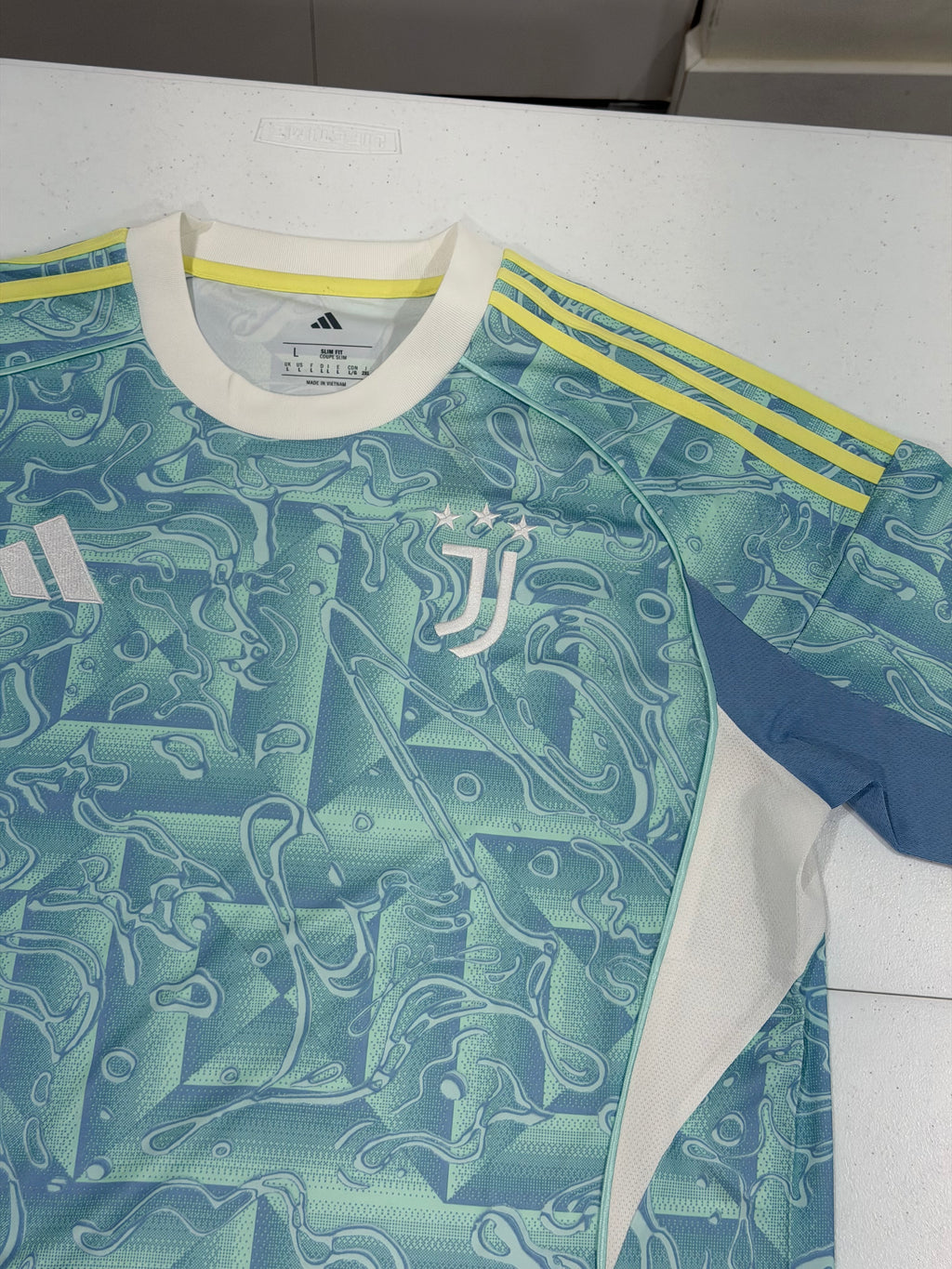 Juventus 2025-26 Away Jersey Size Large BNWT